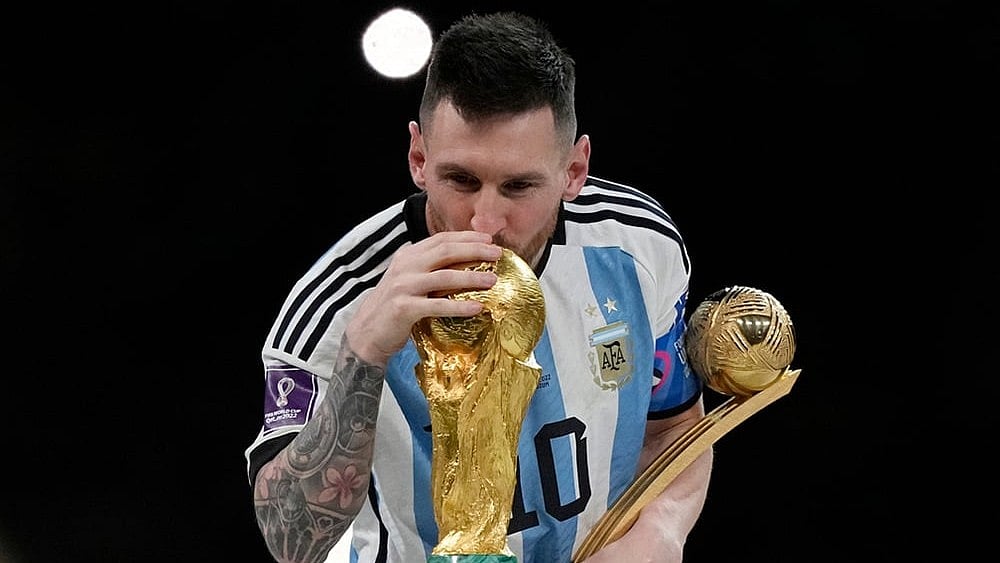 Argentina's Lionel Messi kisses the trophy after winning the World Cup final soccer match between Argentina and France in Lusail, Qatar, Dec. 18, 2022. Argentina won 4-2 in a penalty shootout after the match ended tied 3-3.  - | Photo: AP/Martin Meissner, File