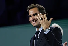 Roger Federer, former tennis player, shows off his Hall of Fame ring at the U.S. Open tennis championships Monday, Aug. 31, 2026, in New York. - | Photo: AP/Adam Hunger