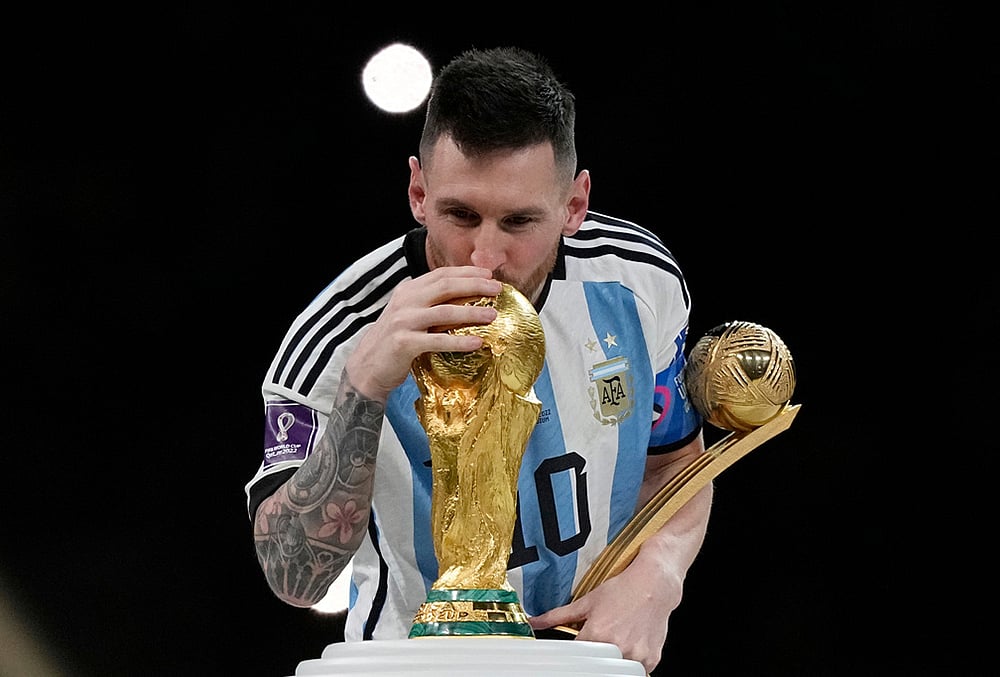 Argentina's Lionel Messi kisses the trophy after winning the World Cup final soccer match between Argentina and France in Lusail, Qatar, Dec. 18, 2022. Argentina won 4-2 in a penalty shootout after the match ended tied 3-3.  - | Photo: AP/Martin Meissner, File