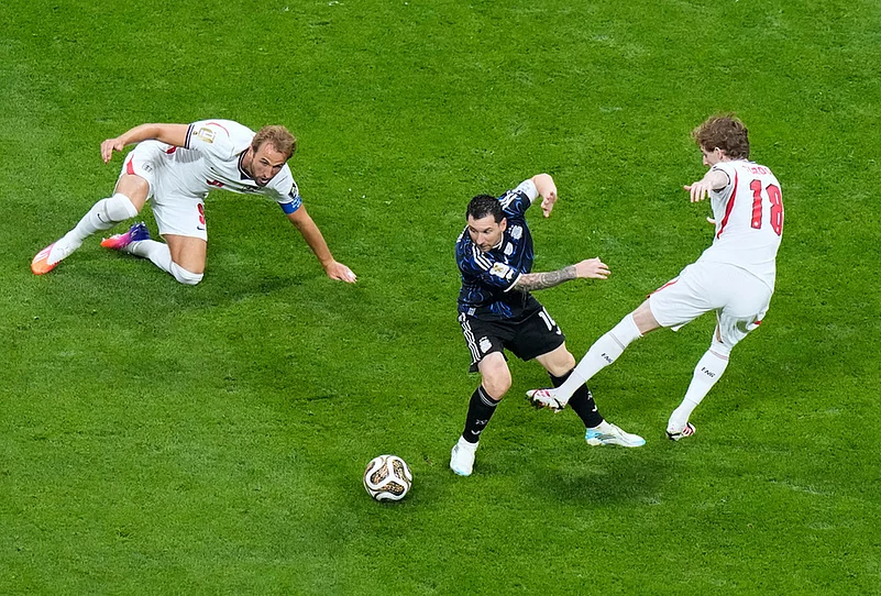 Argentinas Lionel Messi (10) dribbles between Englands Anthony Gordon (18) and Harry Kane (9) during the World Cup semifinal soccer match in Atlanta, July 15, 2026.