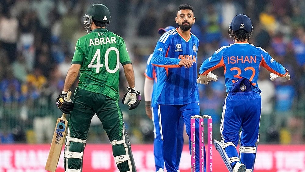 India's Varun Chakravarthy, center, celebrates the wicket of Pakistan's Abrar Ahmed, left, during the T20 World Cup cricket match between India and Pakistan in Colombo, Sri Lanka. - | Photo: AP/Eranga Jayawardena