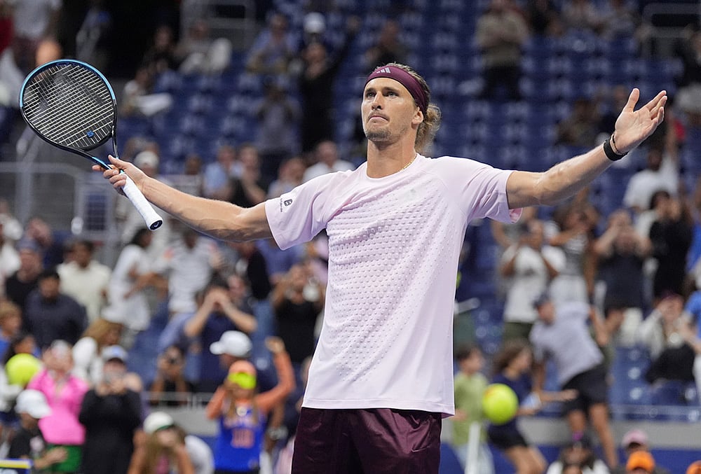 Alexander Zverev, of Germany, celebrates defeating Lorenzo Sonego, of Italy, in five sets In the first round of the U.S. Open tennis championships early Wednesday, Sept. 2, 2026, in New York.  - | Photo: AP/Frank Franklin II