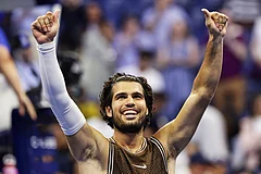 Carlos Alcaraz, of Spain, celebrates winning a match against Jaime Faria, of Portugal, during the second round of the U.S. Open tennis championships in New York. - | Photo: AP/Adam Hunger