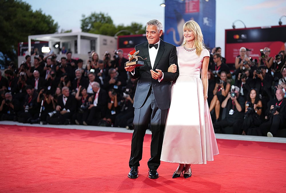 George Clooney, left, recipient of the golden lion for lifetime achievement and Laura Dern pose for photographers during the 83rd edition of the Venice Film Festival in Venice, Italy, on Wednesday, Sept. 2, 2026.  - | Photo: Scott A Garfitt/Invision/AP