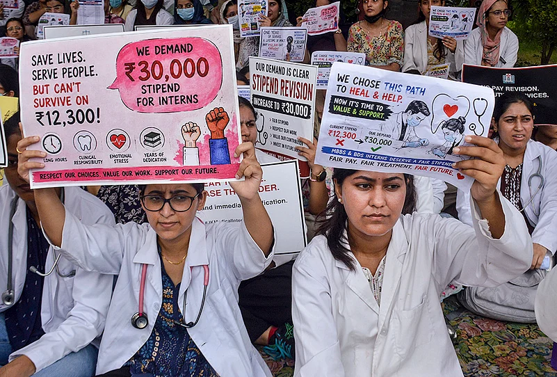 intern doctors protest Srinagar