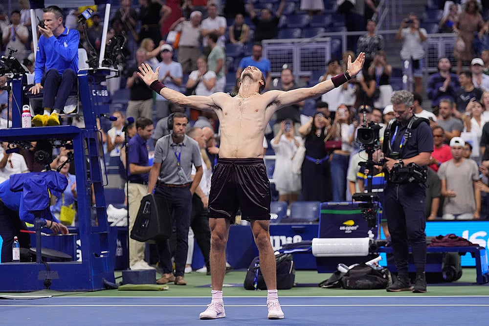 Alexander Zverev, of Germany, celebrates after defeating Quentin Halys, of France, in five sets in the the second round of the U.S. Open tennis championships in New York. - | Photo: AP/Frank Franklin II