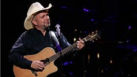 Instagram : Garth Brooks Stuns Fans With Secret Show 