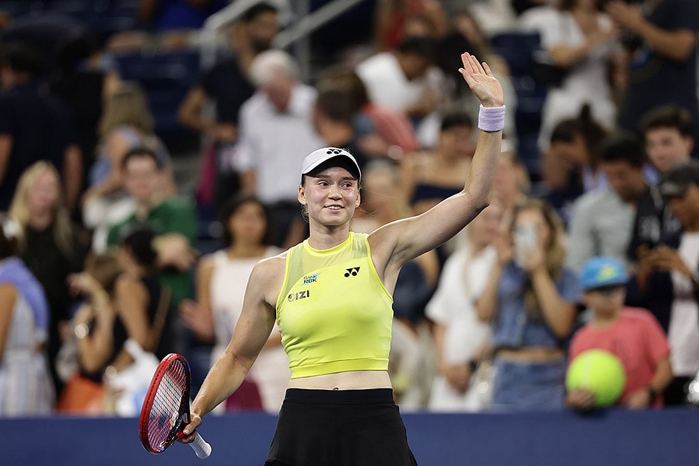 Elena Rybakina, of Kazakhstan, acknowledges the fans after defeating Jessica Bouzas Maneiro, of Spain, in the second round of the U.S. Open tennis championships in New York. - | Photo: AP/Adam Hunger