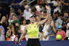Elena Rybakina, of Kazakhstan, acknowledges the fans after defeating Jessica Bouzas Maneiro, of Spain, in the second round of the U.S. Open tennis championships in New York. - | Photo: AP/Adam Hunger