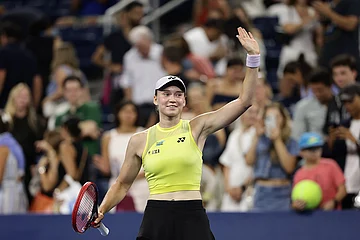 | Photo: AP/Adam Hunger : Elena Rybakina, of Kazakhstan, acknowledges the fans after defeating Jessica Bouzas Maneiro, of Spain, in the second round of the U.S. Open tennis championships in New York.