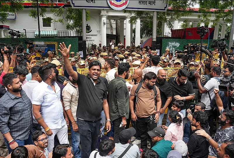Nishu Azad father assault protest photo gallery