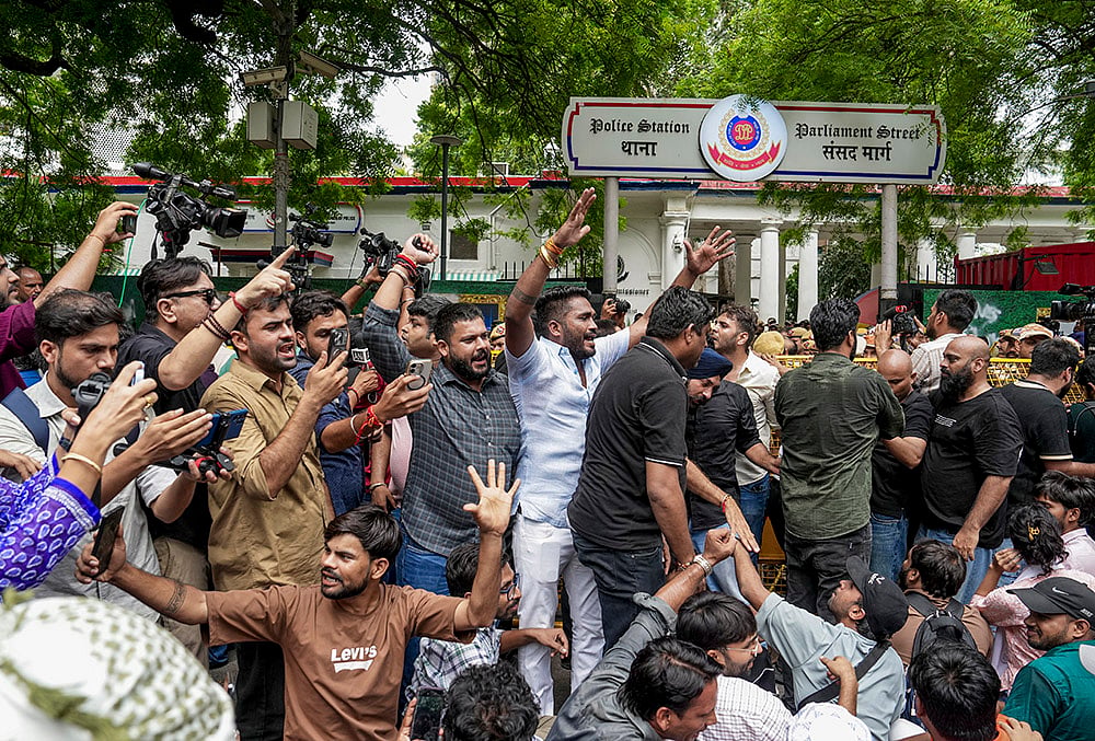 Delhi Police barricades Parliament Street protest