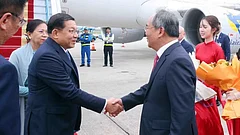 Le Khanh Hai, Head of the Office of the President of Vietnam, welcomes President Min Aung Hlaing of the Republic of the Union of Myanmar and his wife at Noi Bai International Airport, Hanoi - | Photo: VNA
