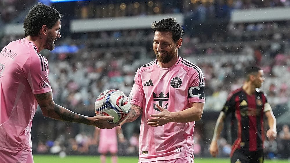 Inter Miami midfielder Rodrigo De Paul, left hands the ball to forward Lionel Messi for a corner kick during the second half of an MLS soccer match against Atlanta United, Saturday, Sept. 5, 2026, in Miami. - | Photo: AP/Lynne Sladky