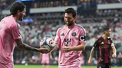 Inter Miami midfielder Rodrigo De Paul, left hands the ball to forward Lionel Messi for a corner kick during the second half of an MLS soccer match against Atlanta United, Saturday, Sept. 5, 2026, in Miami. - | Photo: AP/Lynne Sladky