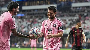 | Photo: AP/Lynne Sladky : Inter Miami midfielder Rodrigo De Paul, left hands the ball to forward Lionel Messi for a corner kick during the second half of an MLS soccer match against Atlanta United, Saturday, Sept. 5, 2026, in Miami.