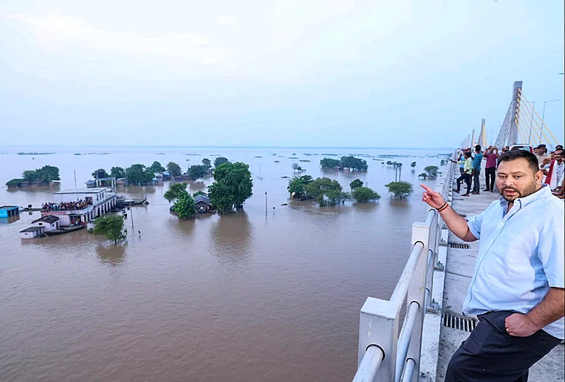 Flood situation in Bihar Tejashwi Yadav inspects flood-affected area