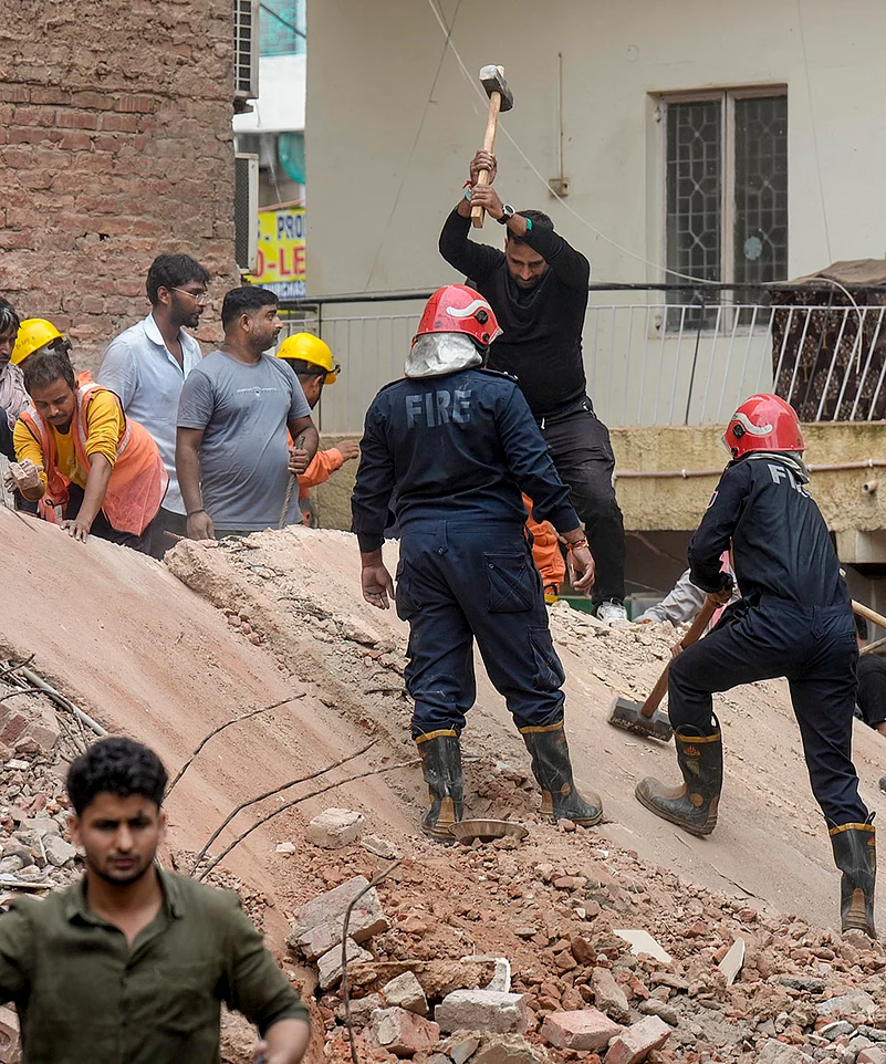 delhi building collapse