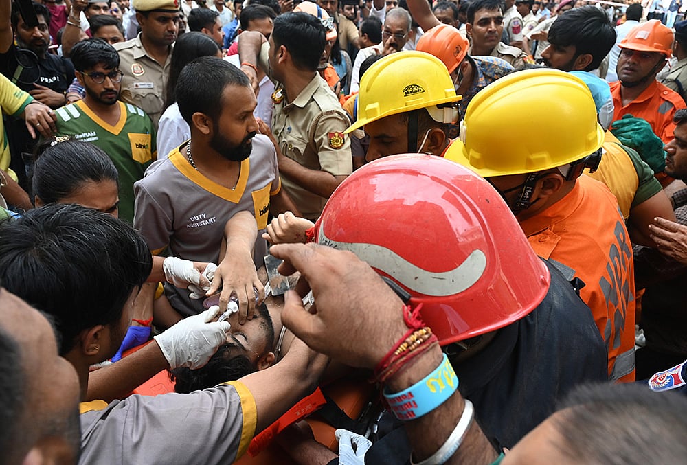 building collapse near south campus delhi
