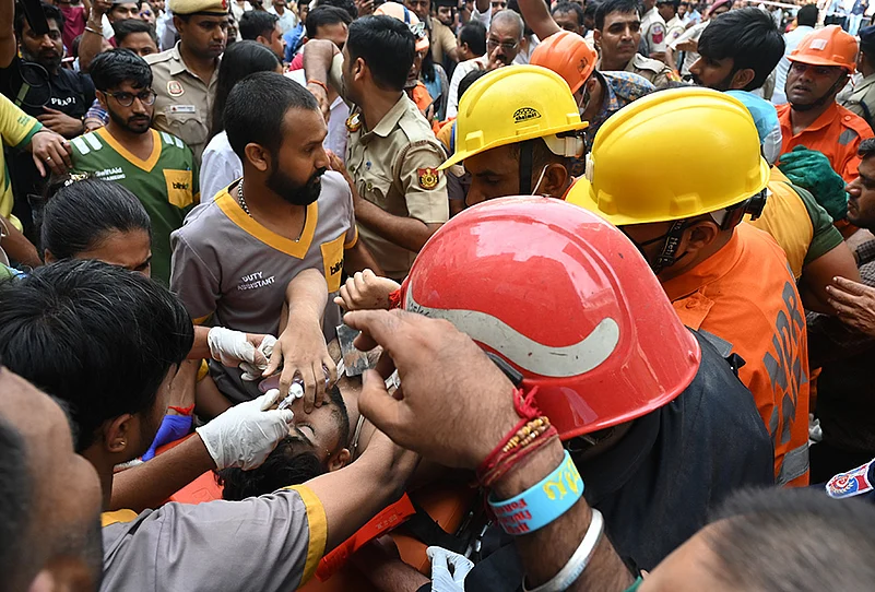 building collapse near south campus delhi