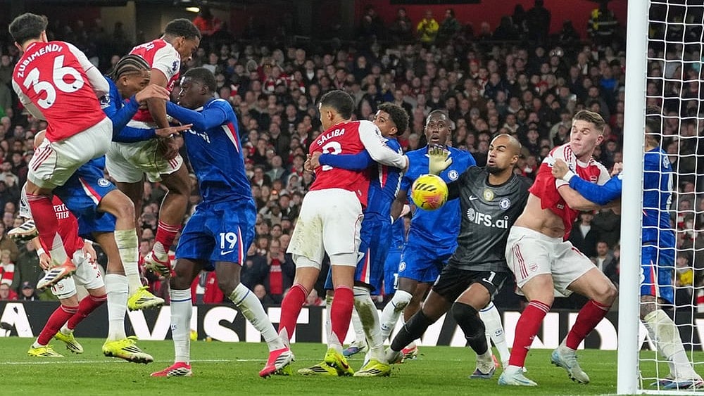 Arsenal's Jurrien Timber, third left, scores during the Premier League soccer match between Chelsea Arsenal in London. - | Photo: AP/Alastair Grant