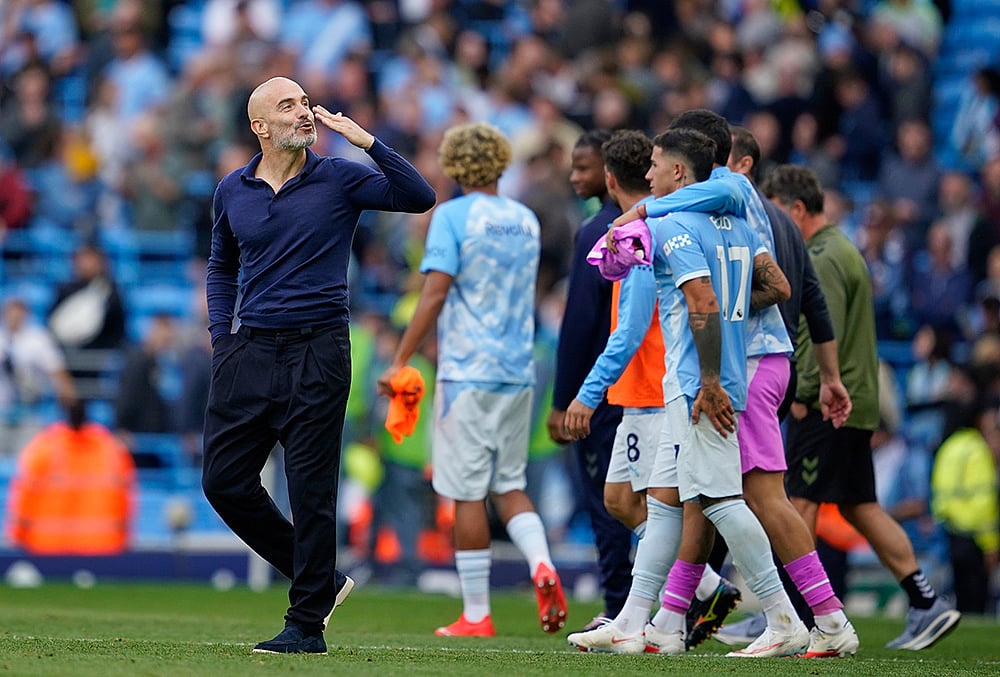 Manchester City's head coach Enzo Maresca greets supporters after the English Premier League soccer match between Manchester City and Coventry City in Manchester, England, Saturday, Sept. 5, 2026.  - | Photo: AP/Dave Thompson