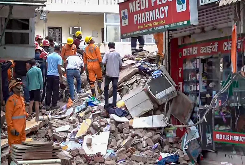 delhi building collapse news