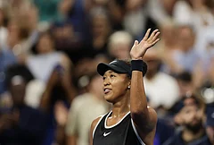 Naomi Osaka, of Japan, acknowledges the fans after defeating defeating Elise Mertens, of Belgium, in three sets during the third round of the U.S. Open tennis championships, Saturday, Sept. 5, 2026, in New York. - | Photo: AP/Adam Hunger