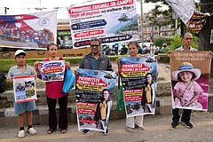 Relatives of recent flash flood victims hold banners urging authorities to step up efforts to find their missing loved ones during a demonstration in Kathmandu, Nepal. - | Photo: AP/Dar Yasin
