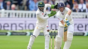 | Photo: AP/Dave Shopland : England's captain Joe Root bats during the second cricket test match between England and Pakistan in London.