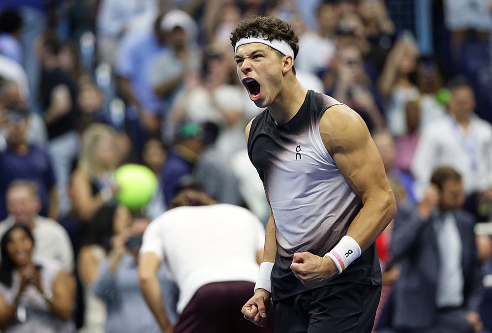 Ben Shelton, of the United States, celebrates winning a match against Stefanos Tsitsipas, of Greece, during the fourth round of the U.S. Open tennis championships, Sunday, Sept. 6, 2026, in New York.  - | Photo: AP/Adam Hunger