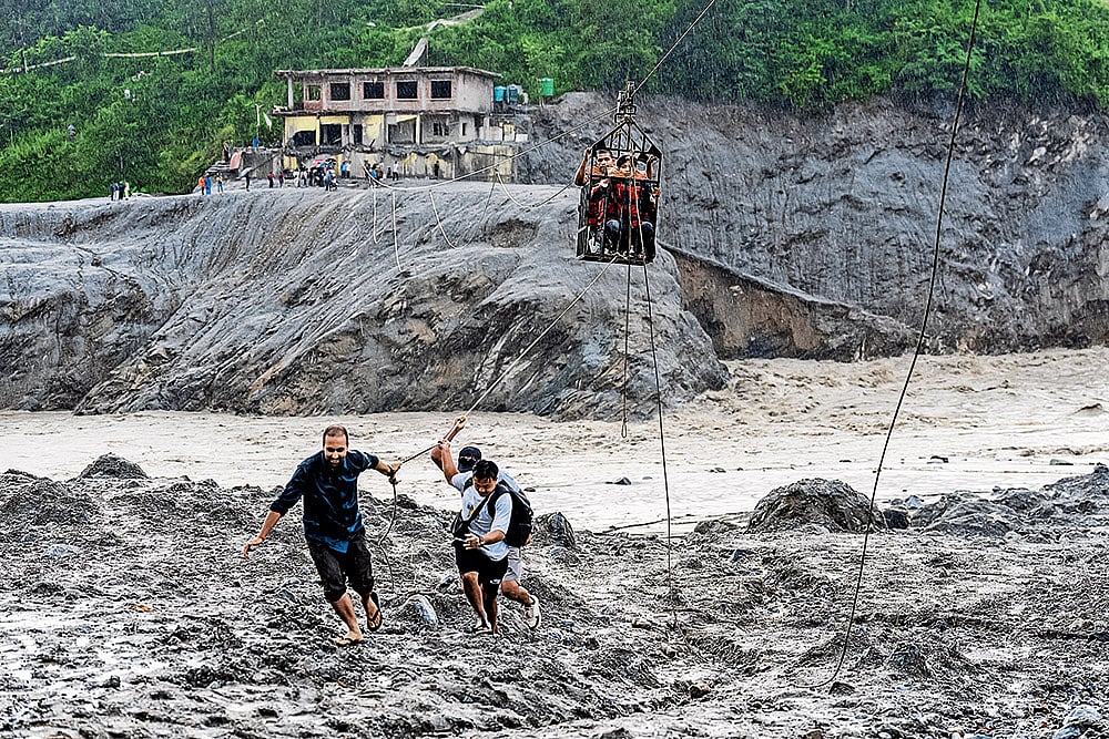 Death and Survival: Rescue workers help people move to safer zones - Photo: AP