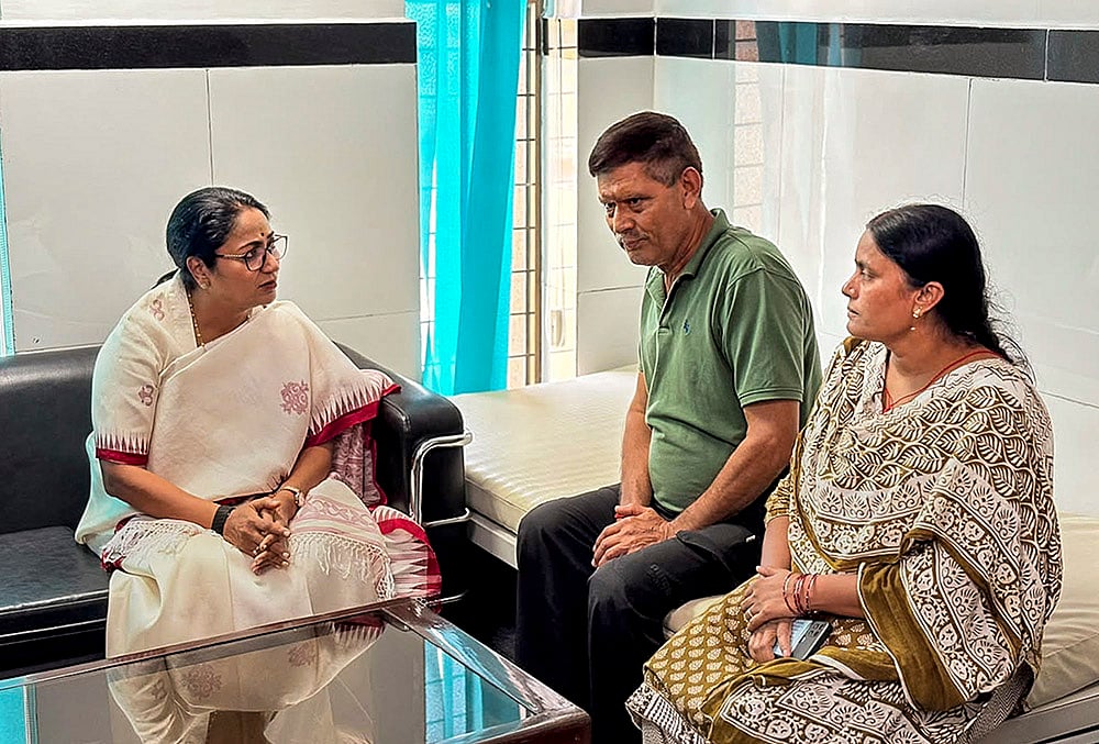 Rekha Gupta meets Satya Niketan building collapse victims families
