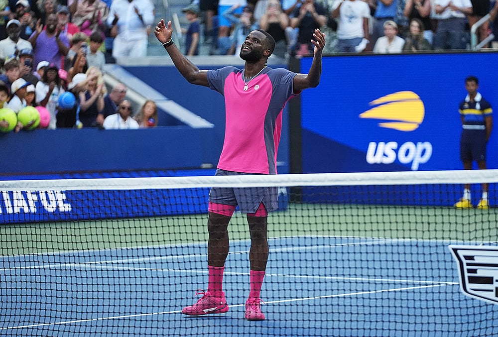 Frances Tiafoe, of the United States, celebrates winning a match against Daniil Medvedev, of Russia, during the fourth round of the U.S. Open tennis championships, Sunday, Sept. 6, 2026, in New York.  - | Photo: AP/Frank Franklin II