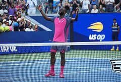 Frances Tiafoe, of the United States, celebrates winning a match against Daniil Medvedev, of Russia, during the fourth round of the U.S. Open tennis championships, Sunday, Sept. 6, 2026, in New York. - | Photo: AP/Frank Franklin II