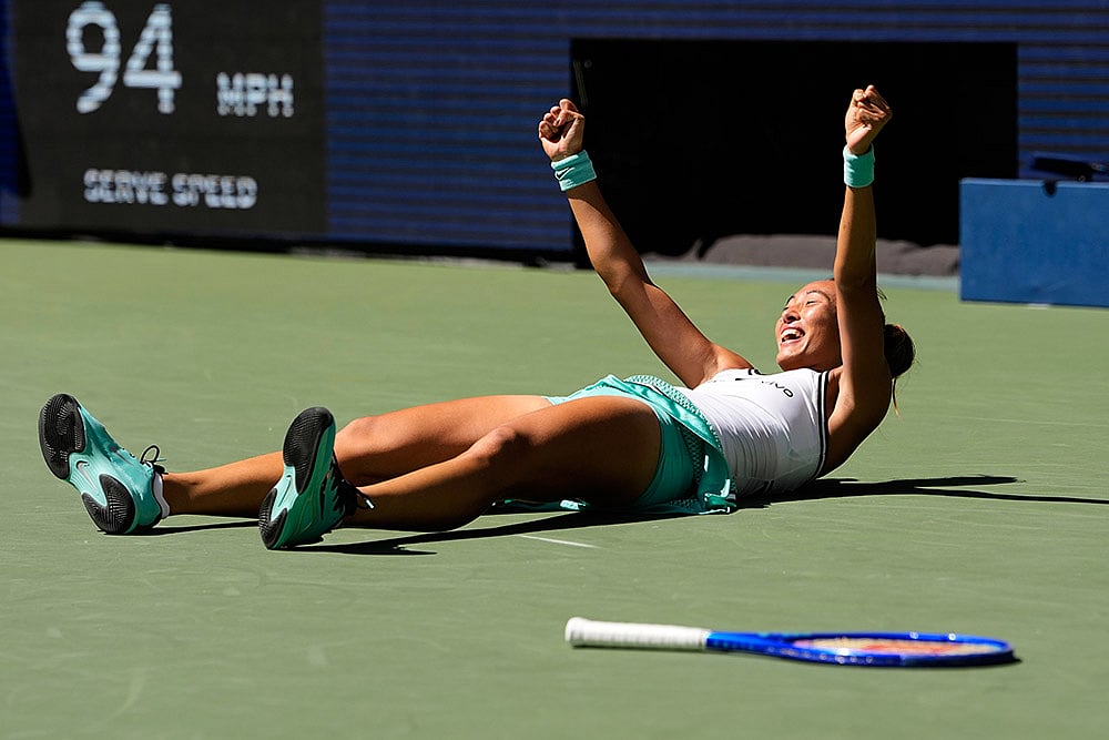 Qinwen Zheng, of China, celebrates after winning a match against Iga Swiatek, of Poland, during the fourth round of the U.S. Open tennis championships in New York. - | Photo: AP/Seth Wenig