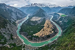 | Photo: Shutterstock : Understanding River Systems: An aerial view of the big turn of the Yarlung Zangbo river in Tibet