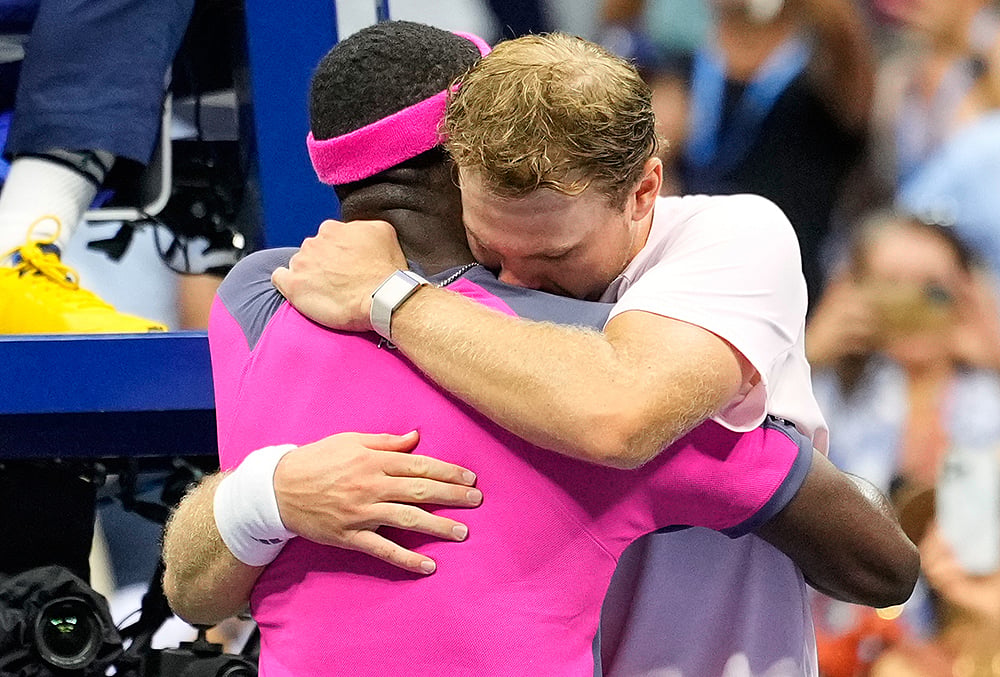 Frances Tiafoe, left, of the United States, and Alex Michelsen, of the United States, embrace after Tiafoe won their match in the quarterfinal round of the U.S. Open tennis championships, Tuesday, Sept. 8, 2026, in New York.  - | Photo: AP/Yuki Iwamura