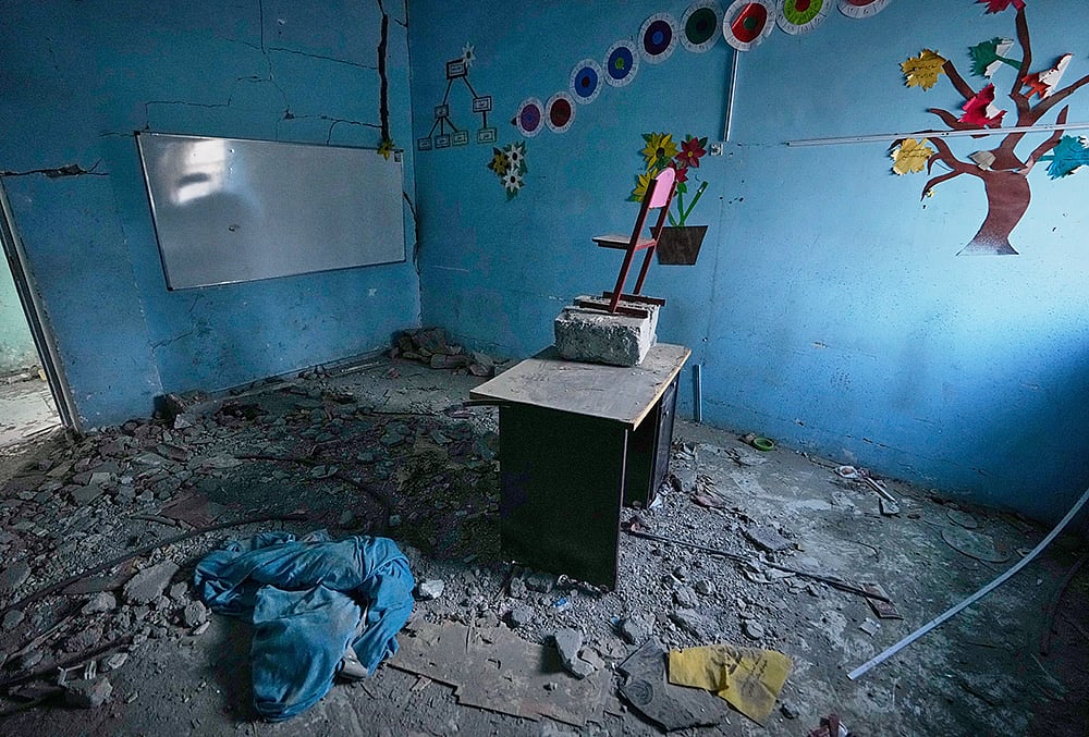 Colorful tree and flower decorations remain on the walls of a rubble-strewn classroom at Shajareh Tayyebeh school, damaged in a U.S. airstrike on Feb. 28, in Minab, southern Iran, Monday, Sept. 7, 2026.  - | Photo: AP/Vahid Salemi