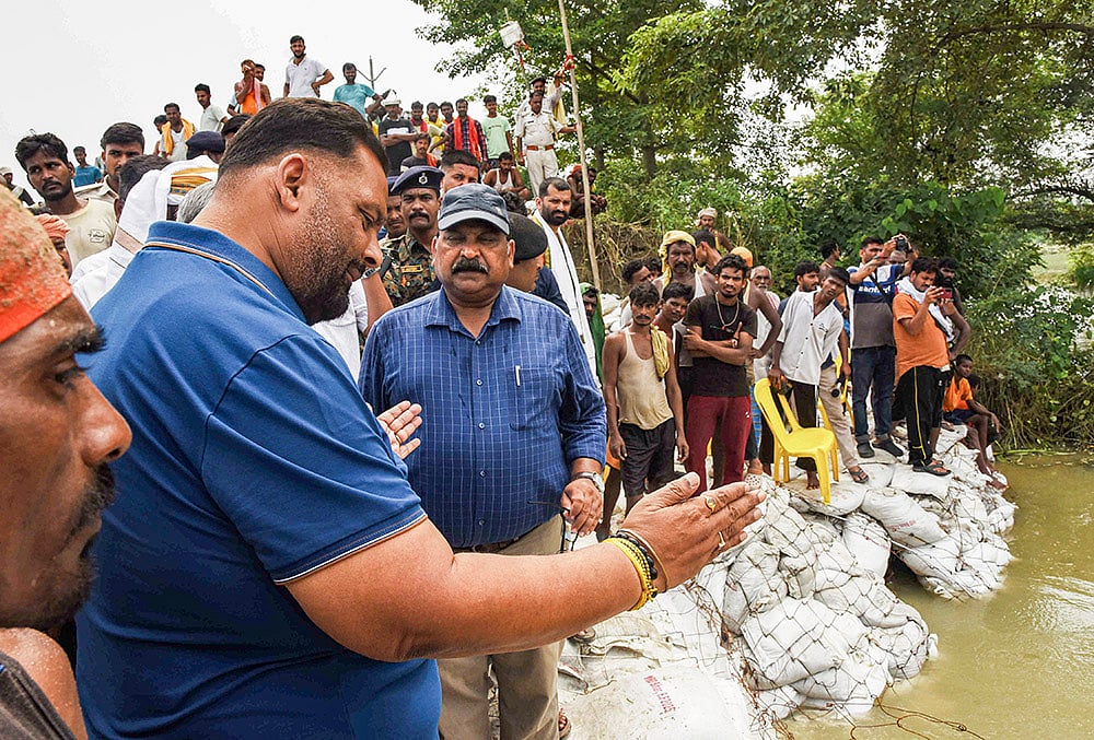 Pappu Yadav inspects floods situation