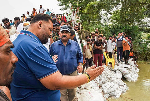Independent MP Pappu Yadav during an inspection of the rising water level of the Mahi river, in Patna.