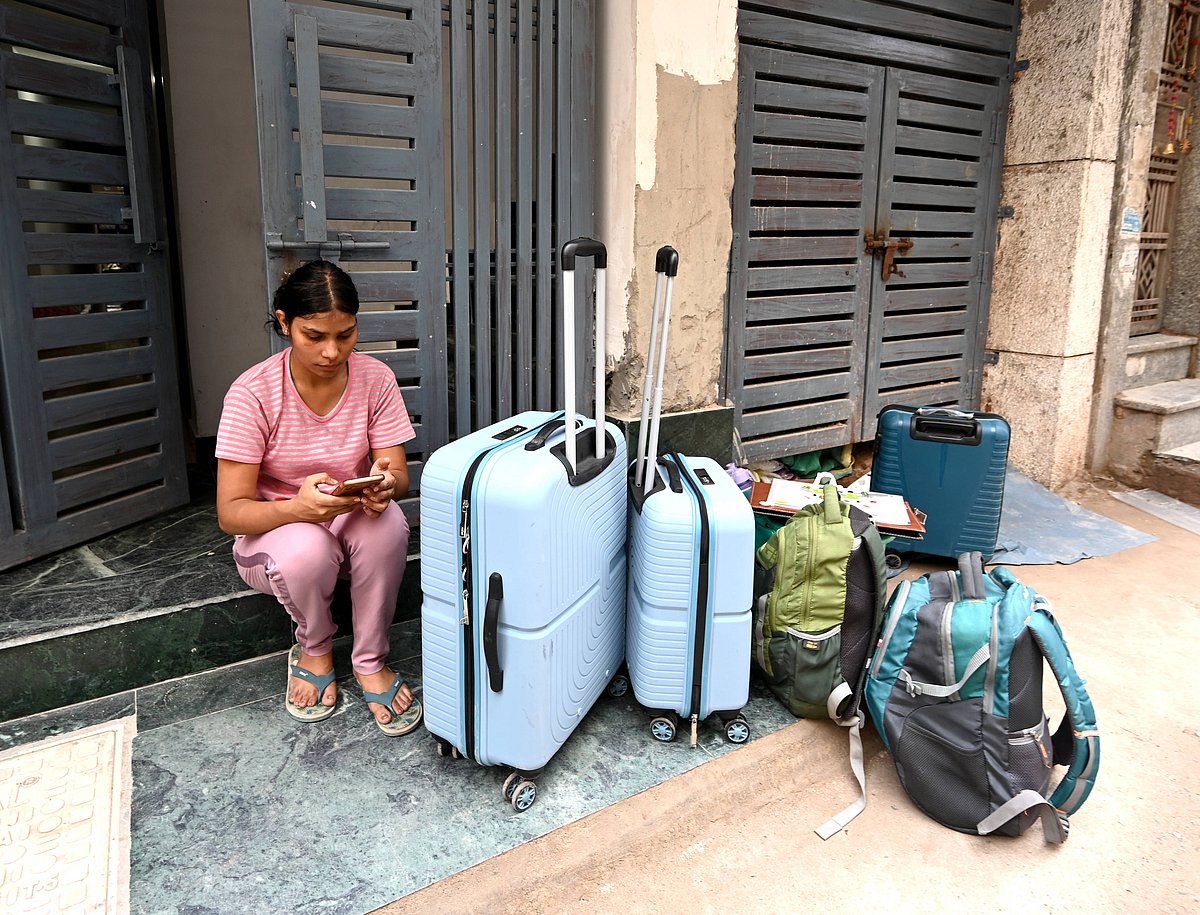 Students shift their belongings to safer accommodation after concerns over the structural safety of PG buildings in Satya Niketan on September 7, 2026, in New Delhi - IMAGO / Hindustan Times