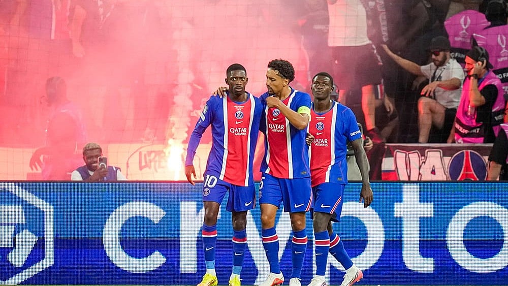 PSG's Ousmane Dembele, left, talks with PSG's Marquinhos as they celebrate after PSG's Desire Doue scored his side's second goal during the UEFA Super Cup soccer match between Paris Saint-Germain and Aston Villa in Salzburg, Austria, Wednesday, Aug.12, 2026.  - | Photo: AP/Darko Bandic
