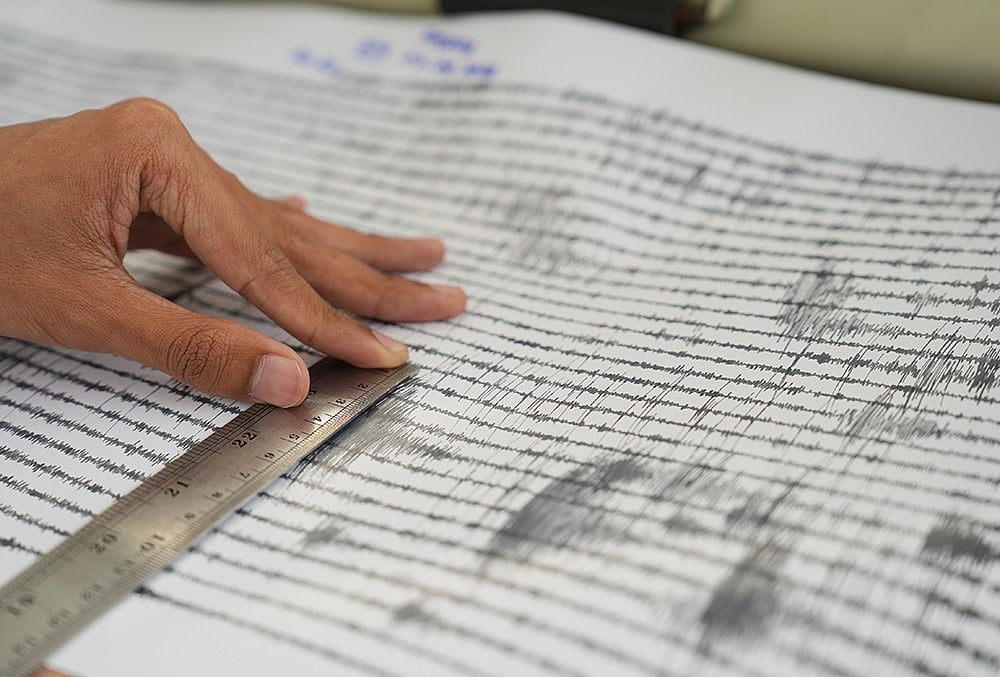 A technician measures the seismic readings from the eruption of Mount Anak Krakatau at an observation post in Pasauran, Banten province, Indonesia, Monday, Sept. 7, 2026.  - | Photo: AP/Dziki Oktomauliyadi