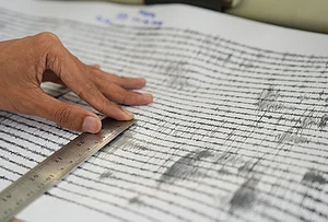 | Photo: AP/Dziki Oktomauliyadi : A technician measures the seismic readings from the eruption of Mount Anak Krakatau at an observation post in Pasauran, Banten province, Indonesia, Monday, Sept. 7, 2026.