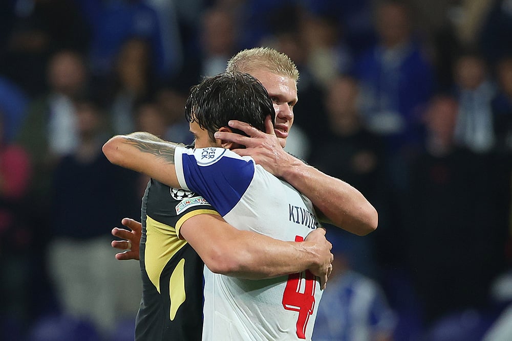 Manchester City's Erling Haaland and Porto's Jakub Kiwior embrace at the the end of a Champions League opening phase soccer match between FC Porto and Manchester City in Porto, Portugal. - | Photo: AP/Luis Vieira