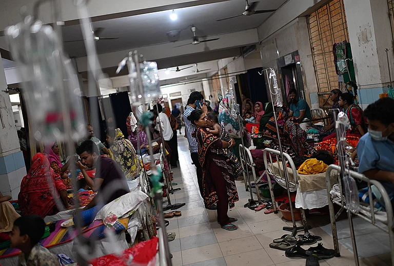 Patients receive treatment during a measles outbreak as family members sit beside them in an overcrowded hospital in Dhaka, Bangladesh, Tuesday, Sept. 8, 2026. - | Photo: AP/Mahmud Hossain Opu