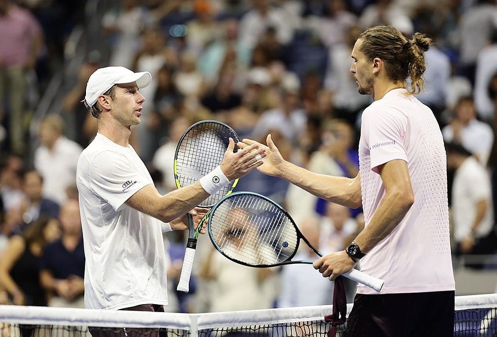Botic van de Zandschulp, of the Netherlands, left, shakes hands with Alexander Zverev, of Germany, after their quarterfinal match in the U.S. Open tennis championships, Wednesday, Sept. 9, 2026, in New York.  - | Photo: AP/Adam Hunger