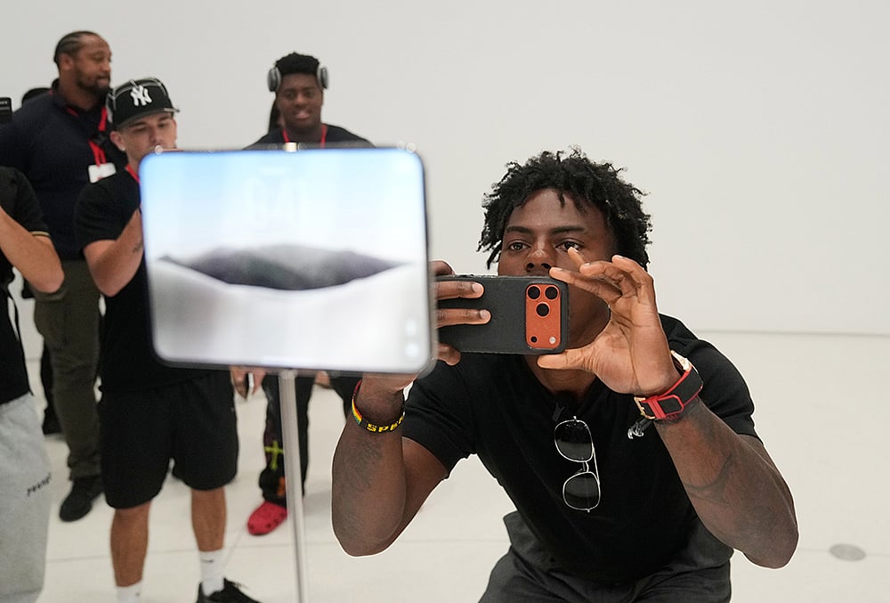 Apple 7.6-inch foldable screen