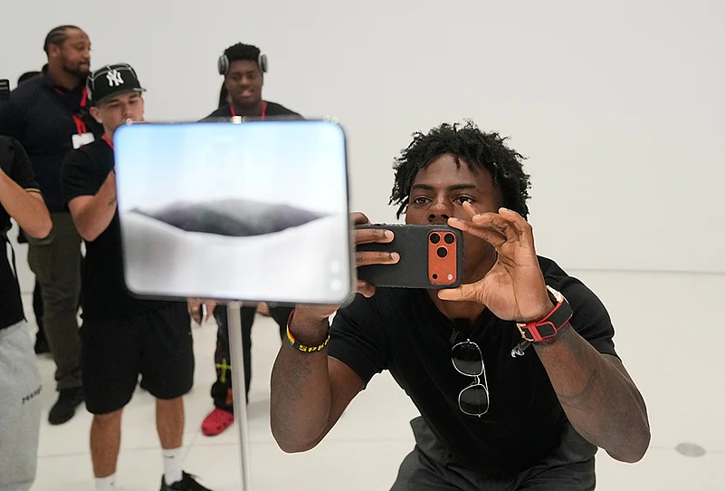 Apple 7.6-inch foldable screen